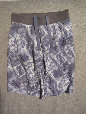 lululemon athletica Men’s Navy Abstract Print Midi Shorts